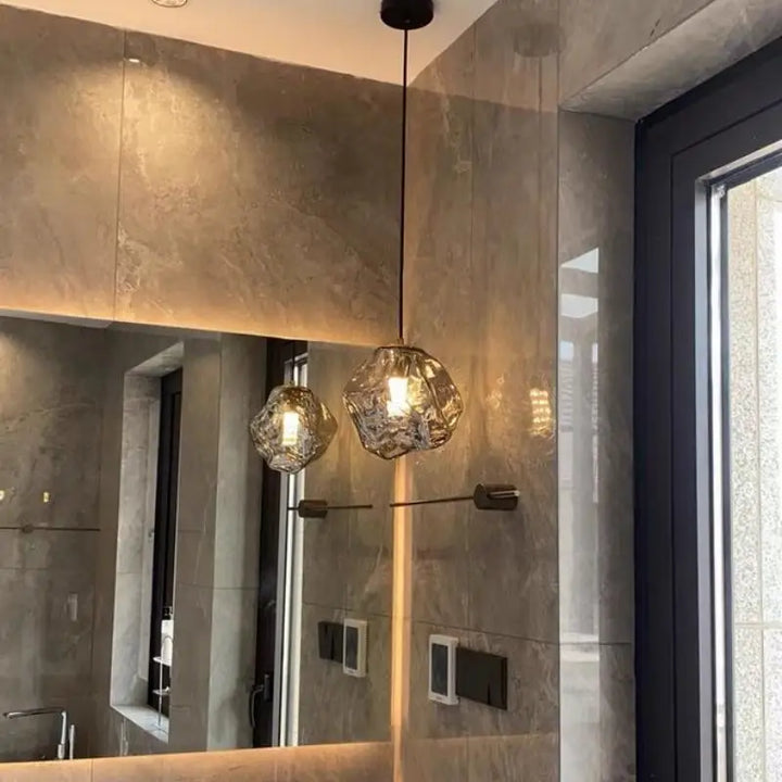 Lampa wisząca z nieregularnym szklanym kloszem i mosiężną oprawą