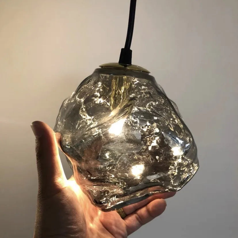 Lampa wisząca z nieregularnym szklanym kloszem i mosiężną oprawą