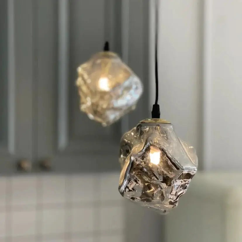Lampa wisząca z nieregularnym szklanym kloszem i mosiężną oprawą