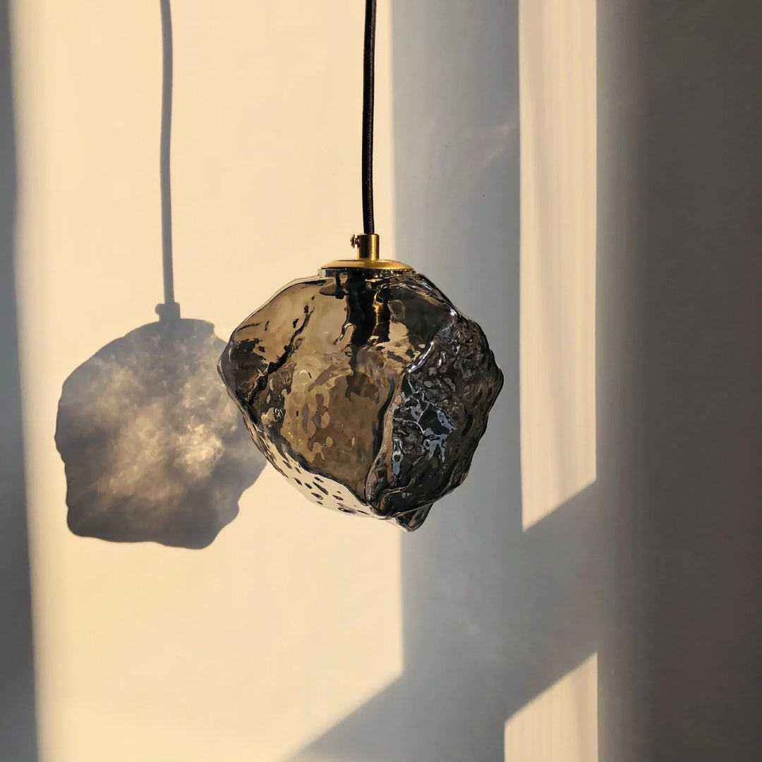 Lampa wisząca z nieregularnym szklanym kloszem i mosiężną oprawą