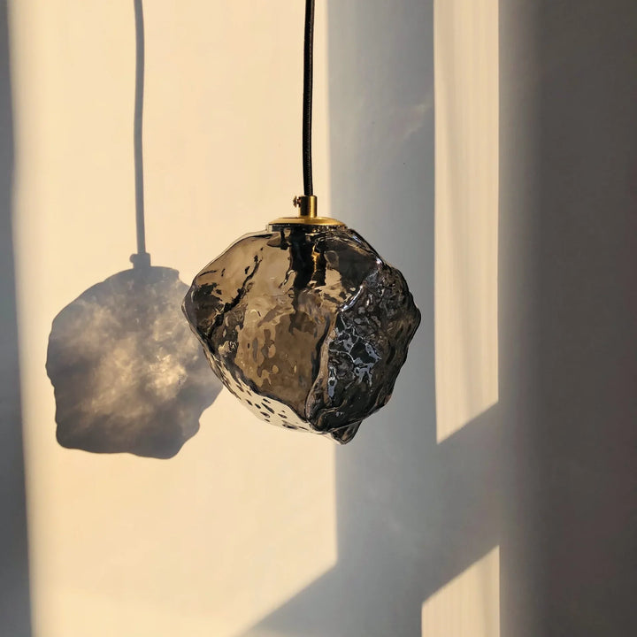 Lampa wisząca z nieregularnym szklanym kloszem i mosiężną oprawą