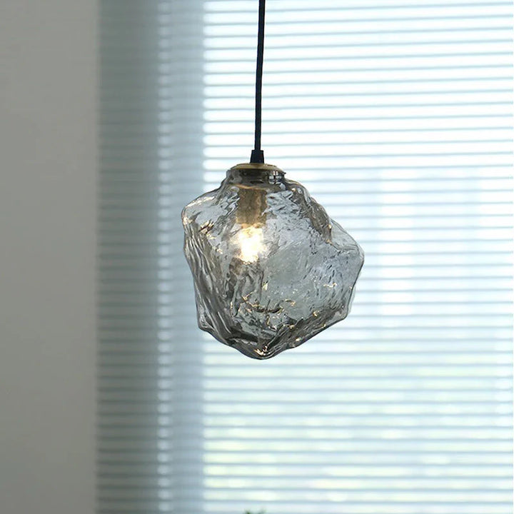 Lampa wisząca z nieregularnym szklanym kloszem i mosiężną oprawą