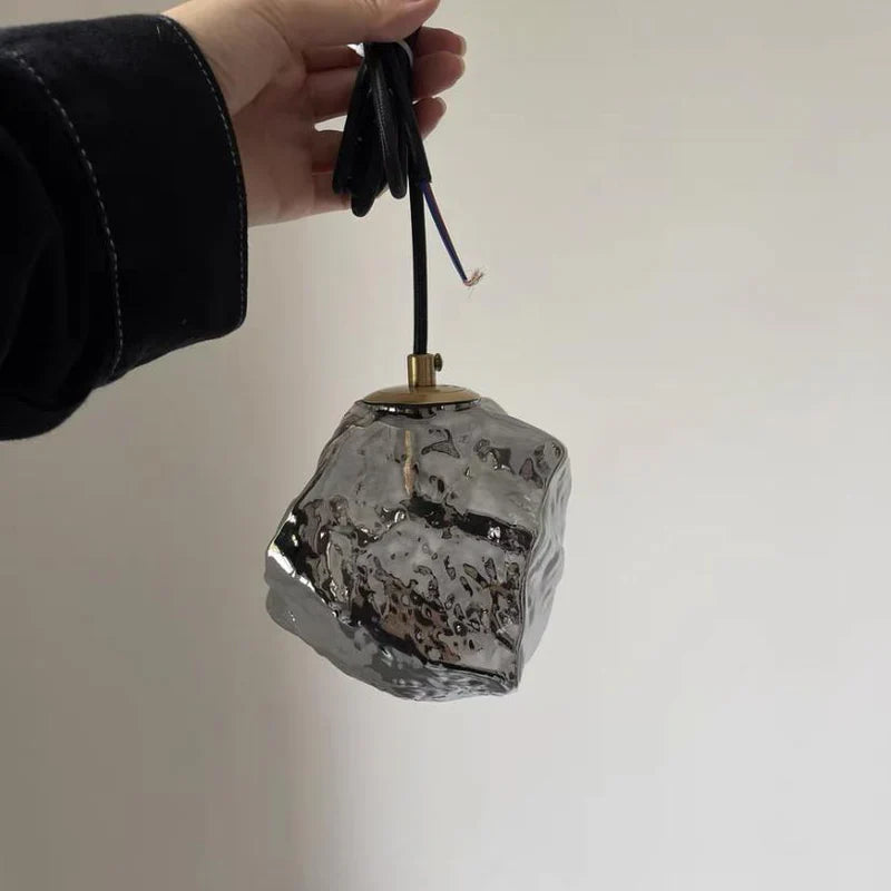 Lampa wisząca z nieregularnym szklanym kloszem i mosiężną oprawą