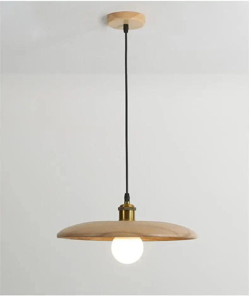 Lampa wisząca z płaskim drewnianym kloszem