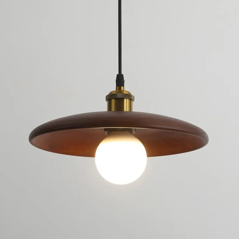 Lampa wisząca z płaskim drewnianym kloszem