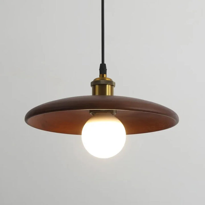 Lampa wisząca z płaskim drewnianym kloszem