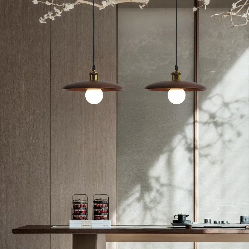 Lampa wisząca z płaskim drewnianym kloszem
