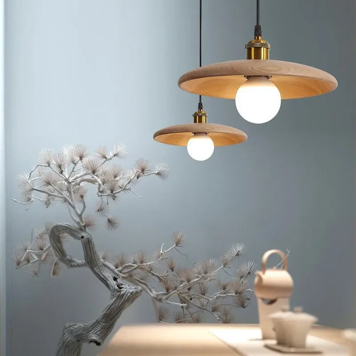 Lampa wisząca z płaskim drewnianym kloszem