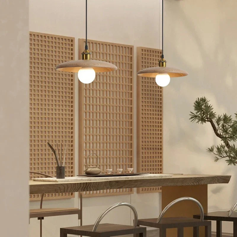 Lampa wisząca z płaskim drewnianym kloszem