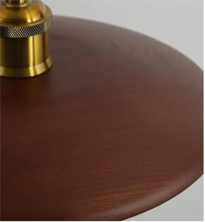 Lampa wisząca z płaskim drewnianym kloszem