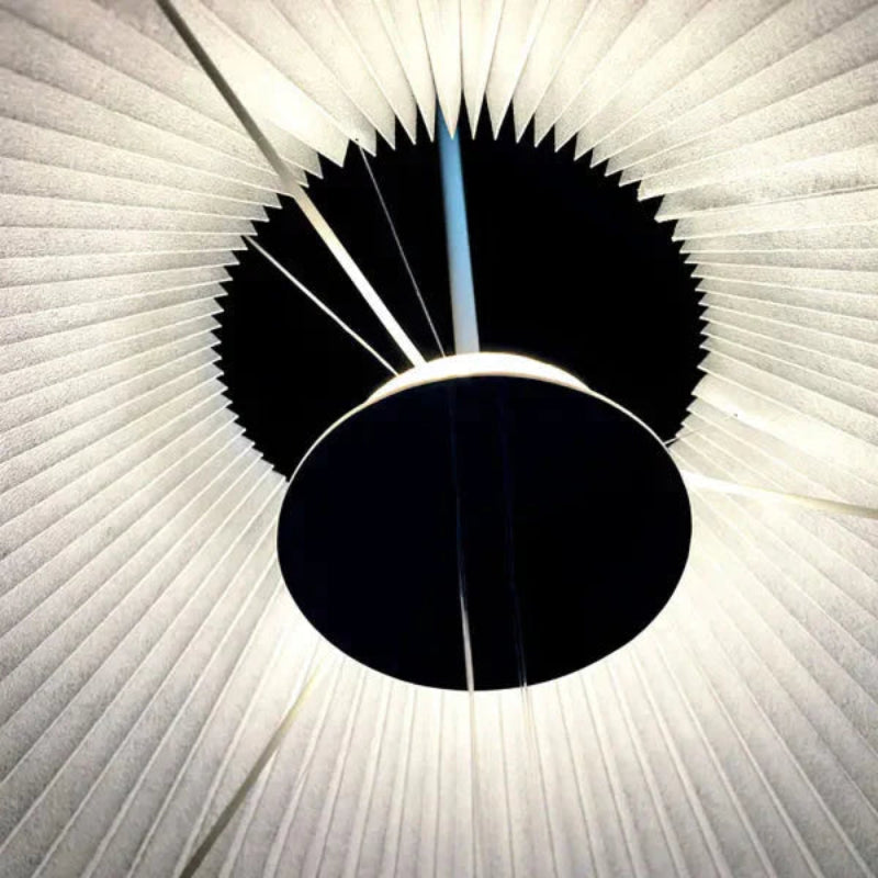 Lampa wisząca z plisowanym kloszem w kształcie stożka