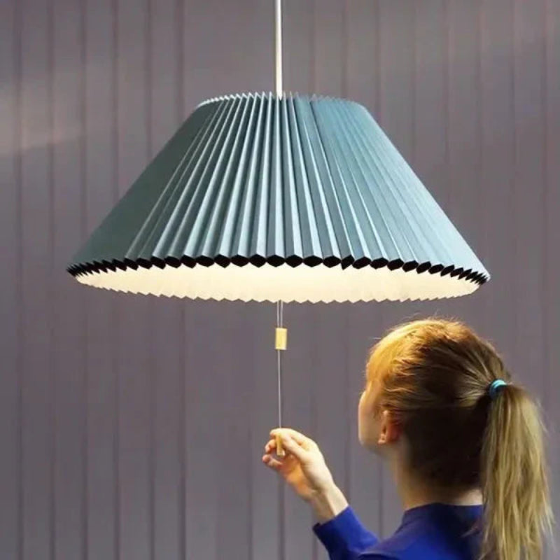 Lampa wisząca z plisowanym kloszem w kształcie stożka