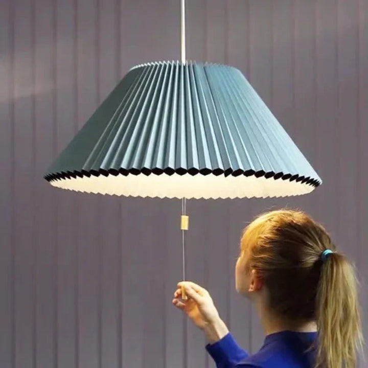 Lampa wisząca z plisowanym kloszem w kształcie stożka
