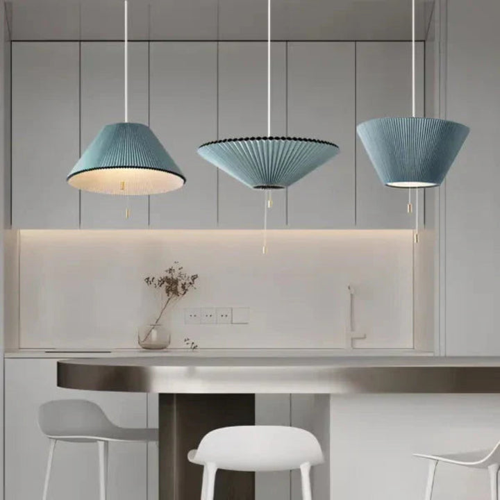 Lampa wisząca z plisowanym kloszem w kształcie stożka