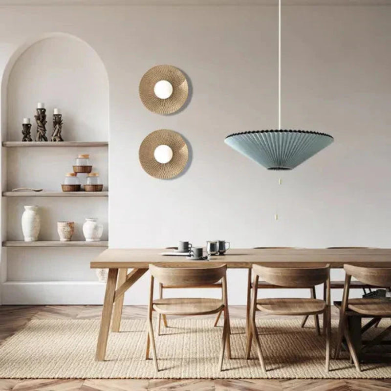 Lampa wisząca z plisowanym kloszem w kształcie stożka