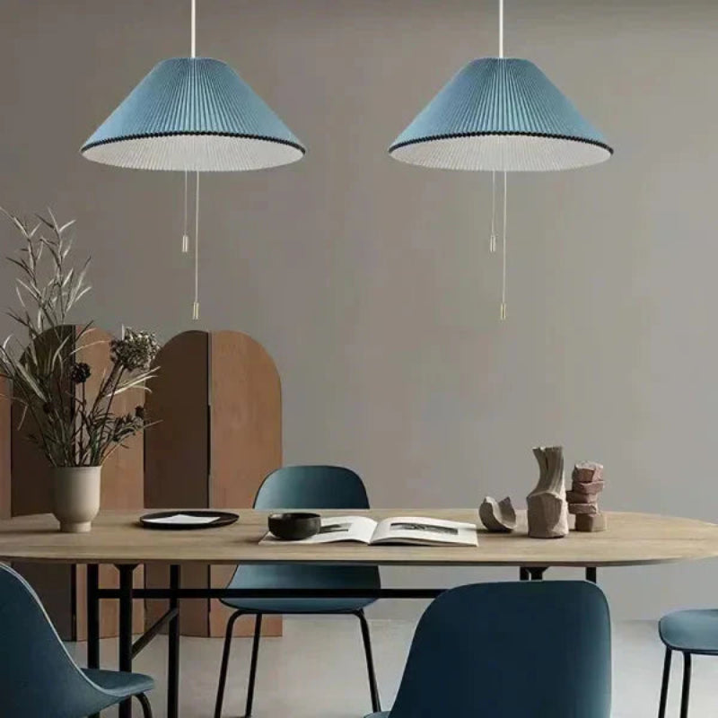 Lampa wisząca z plisowanym kloszem w kształcie stożka