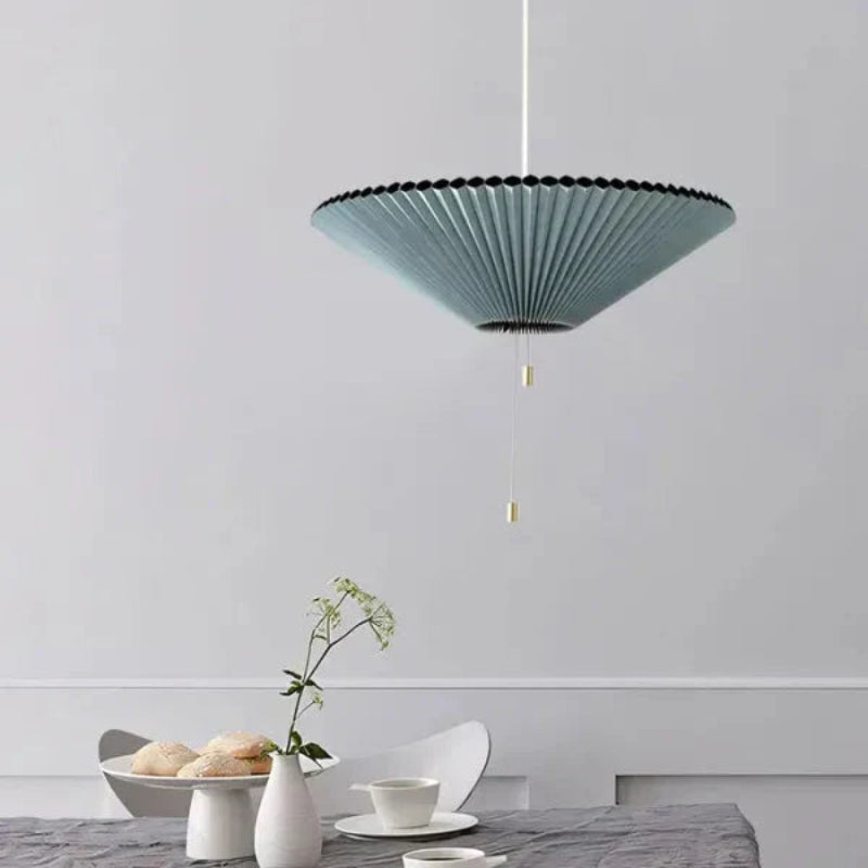 Lampa wisząca z plisowanym kloszem w kształcie stożka