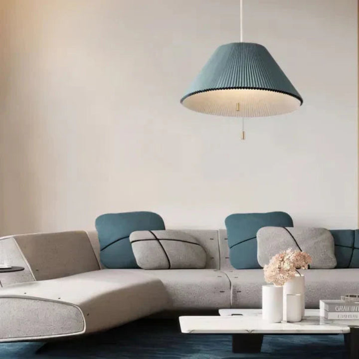 Lampa wisząca z plisowanym kloszem w kształcie stożka