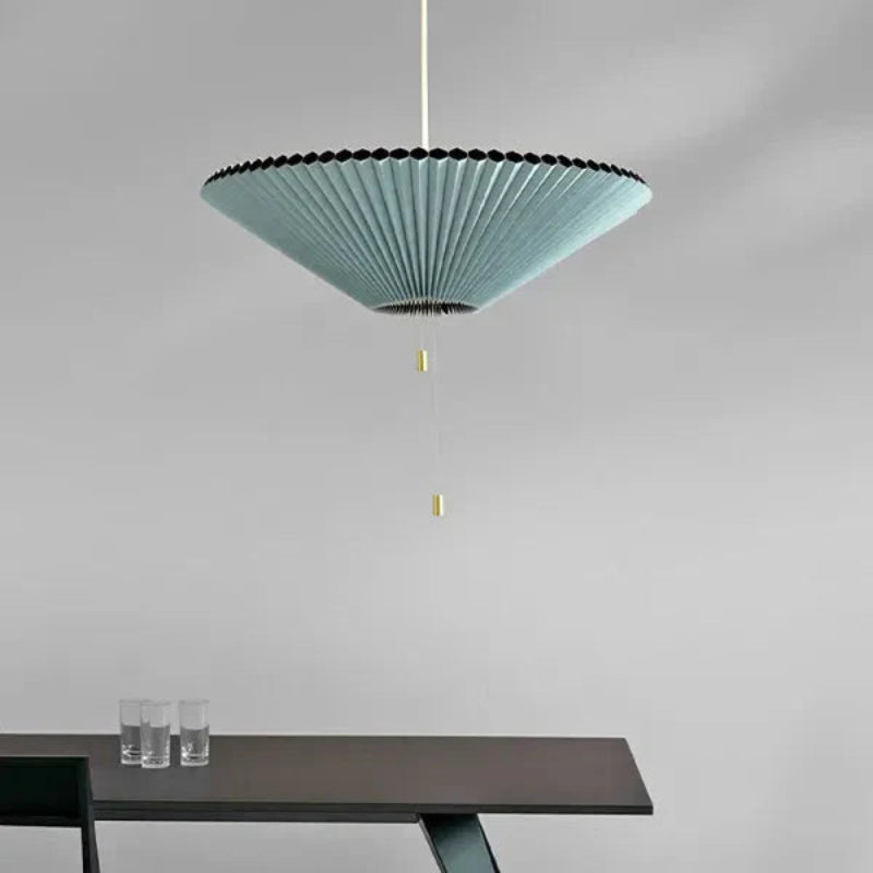 Lampa wisząca z plisowanym kloszem w kształcie stożka