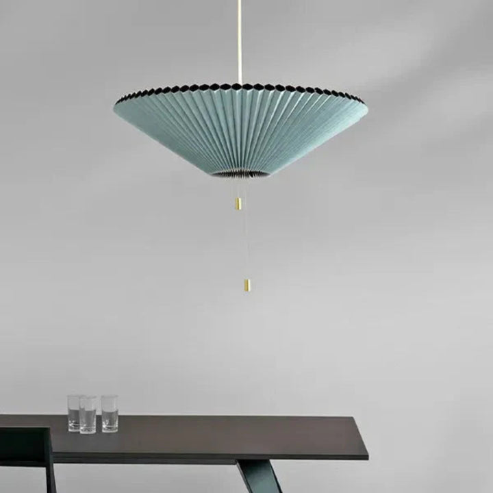 Lampa wisząca z plisowanym kloszem w kształcie stożka