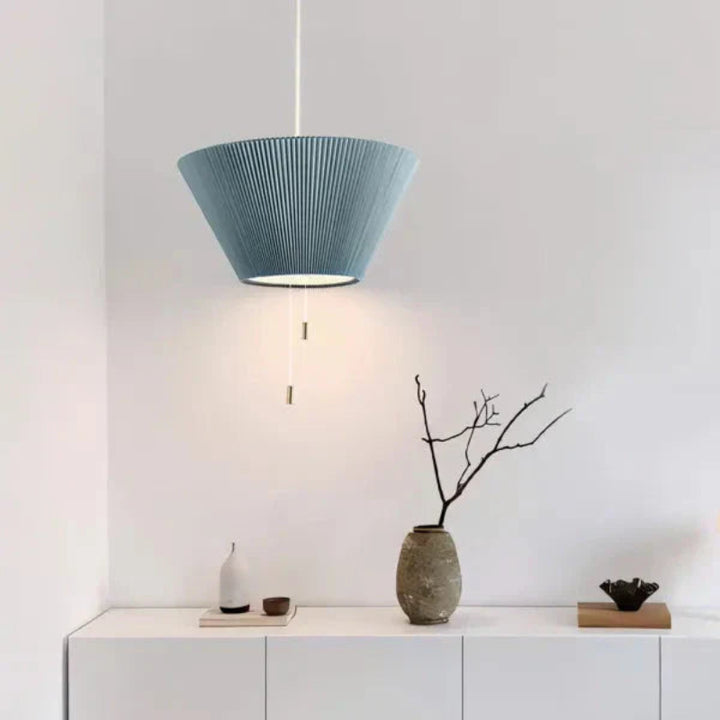 Lampa wisząca z plisowanym kloszem w kształcie stożka