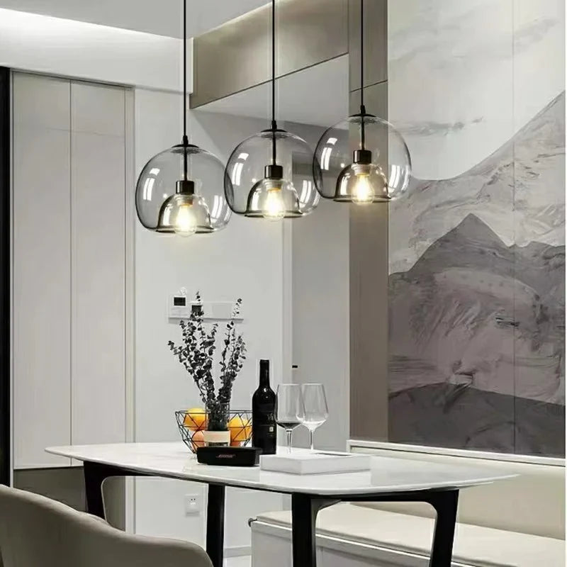 Lampa wisząca z podwójnym szklanym kloszem i żarówką Edisona