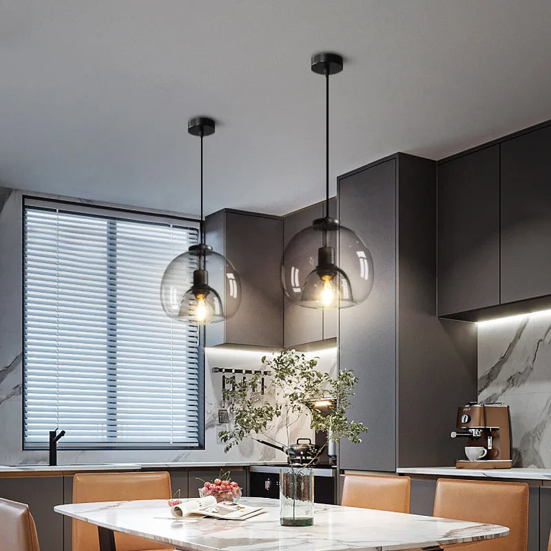 Lampa wisząca z podwójnym szklanym kloszem i żarówką Edisona