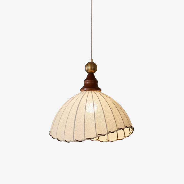 Lampa wisząca z prążkowanym abażurem z tkaniny i drewnianymi detalami