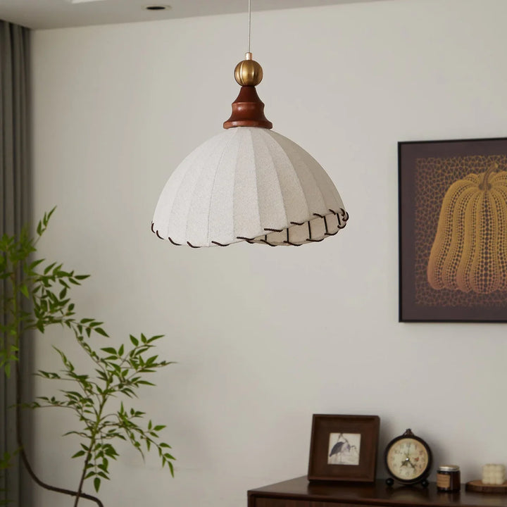 Lampa wisząca z prążkowanym abażurem z tkaniny i drewnianymi detalami