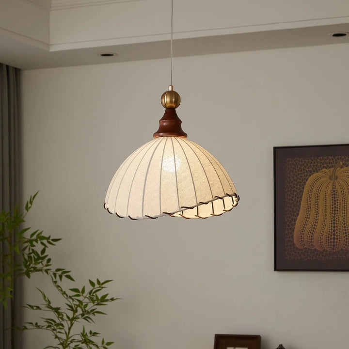 Lampa wisząca z prążkowanym abażurem z tkaniny i drewnianymi detalami