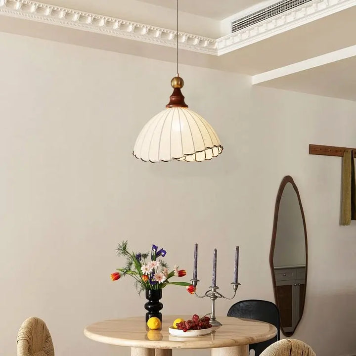 Lampa wisząca z prążkowanym abażurem z tkaniny i drewnianymi detalami