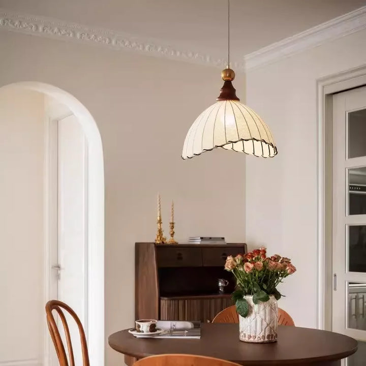 Lampa wisząca z prążkowanym abażurem z tkaniny i drewnianymi detalami