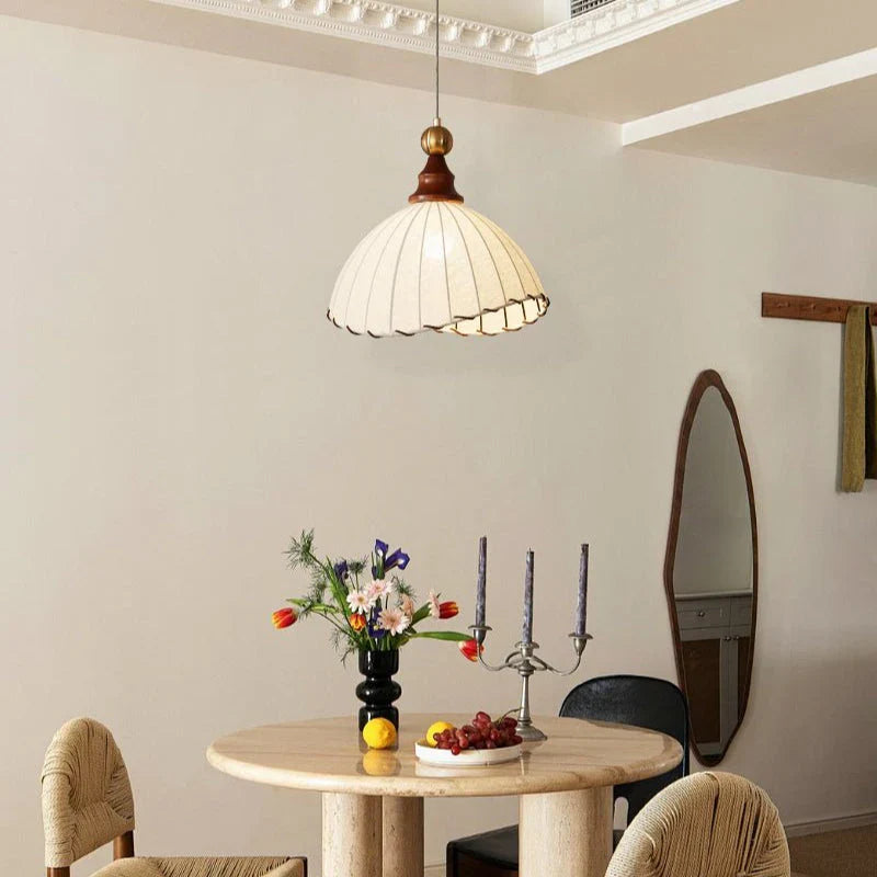 Lampa wisząca z prążkowanym abażurem z tkaniny i drewnianymi detalami