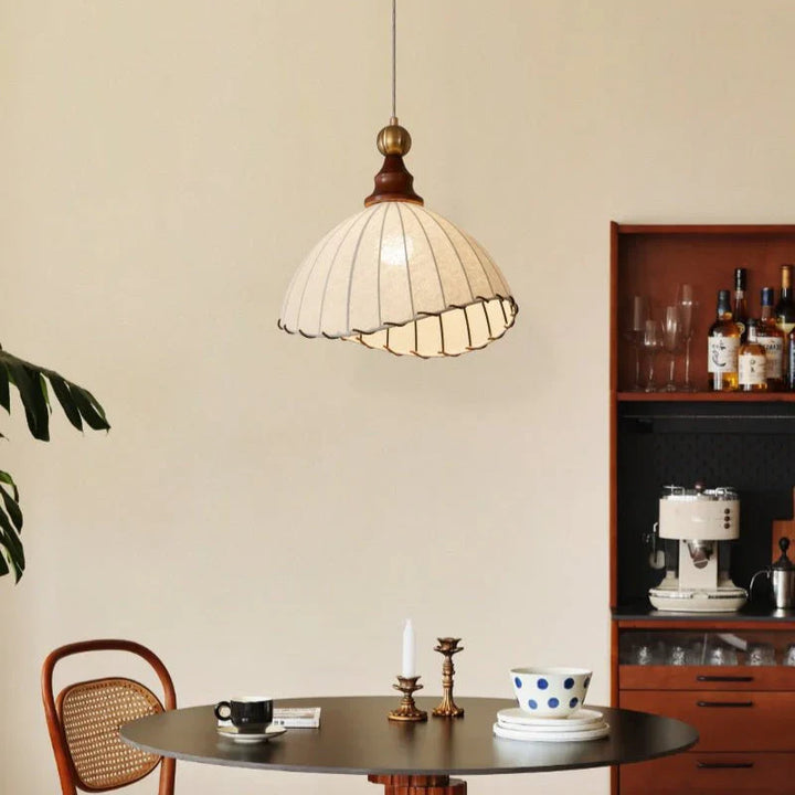 Lampa wisząca z prążkowanym abażurem z tkaniny i drewnianymi detalami