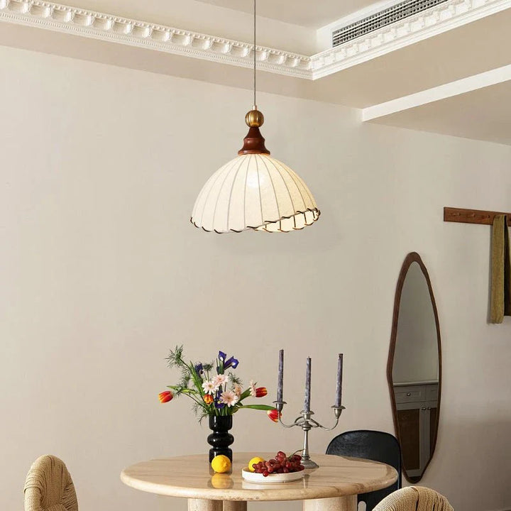 Lampa wisząca z prążkowanym abażurem z tkaniny i drewnianymi detalami