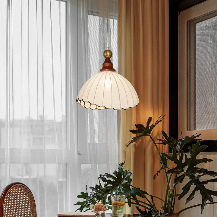 Lampa wisząca z prążkowanym abażurem z tkaniny i drewnianymi detalami