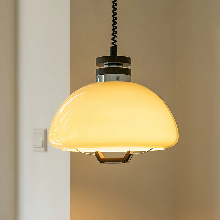 Lampa wisząca z regulacją wysokości i kloszem ze szkła w kształcie kopuły