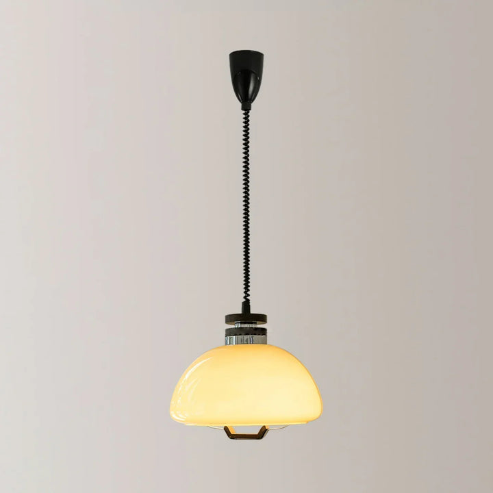 Lampa wisząca z regulacją wysokości i kloszem ze szkła w kształcie kopuły