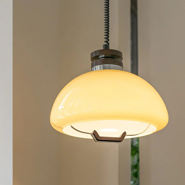 Lampa wisząca z regulacją wysokości i kloszem ze szkła w kształcie kopuły