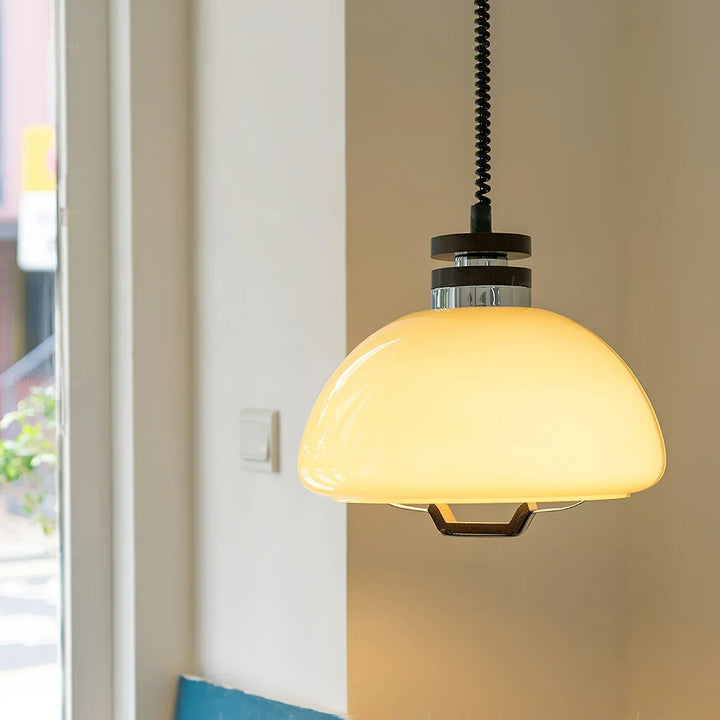Lampa wisząca z regulacją wysokości i kloszem ze szkła w kształcie kopuły