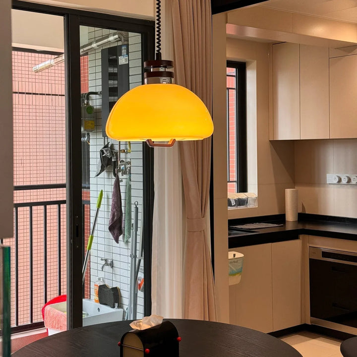 Lampa wisząca z regulacją wysokości i kloszem ze szkła w kształcie kopuły