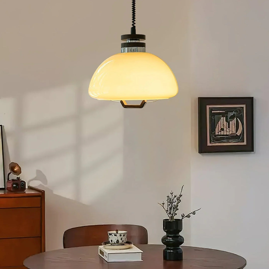Lampa wisząca z regulacją wysokości i kloszem ze szkła w kształcie kopuły