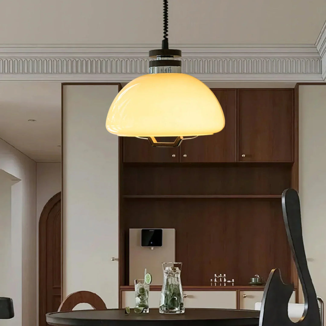 Lampa wisząca z regulacją wysokości i kloszem ze szkła w kształcie kopuły