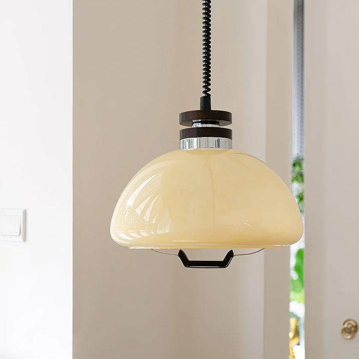 Lampa wisząca z regulacją wysokości i kloszem ze szkła w kształcie kopuły