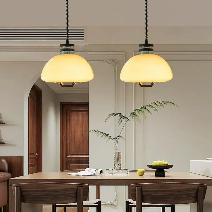 Lampa wisząca z regulacją wysokości i kloszem ze szkła w kształcie kopuły