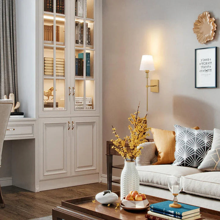 Lampa z białym, lejkowatym kloszem i uchwytem