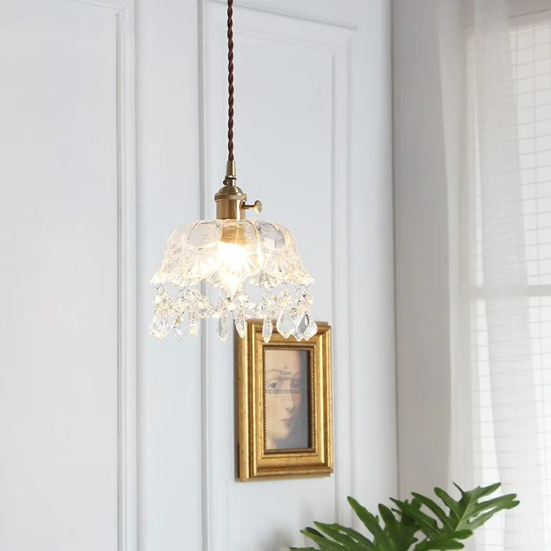 Lampa ze szkła tłoczonego z kryształowymi wisiorami oprawa z wykończeniem mosiężnym