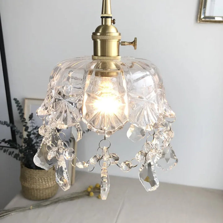 Lampa ze szkła tłoczonego z kryształowymi wisiorami oprawa z wykończeniem mosiężnym