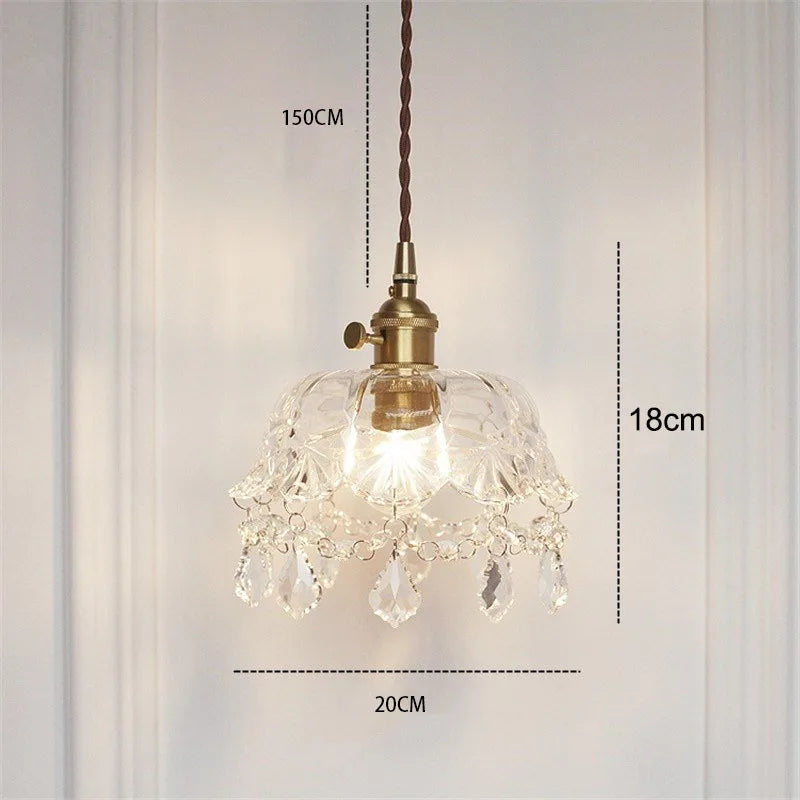 Lampa ze szkła tłoczonego z kryształowymi wisiorami oprawa z wykończeniem mosiężnym