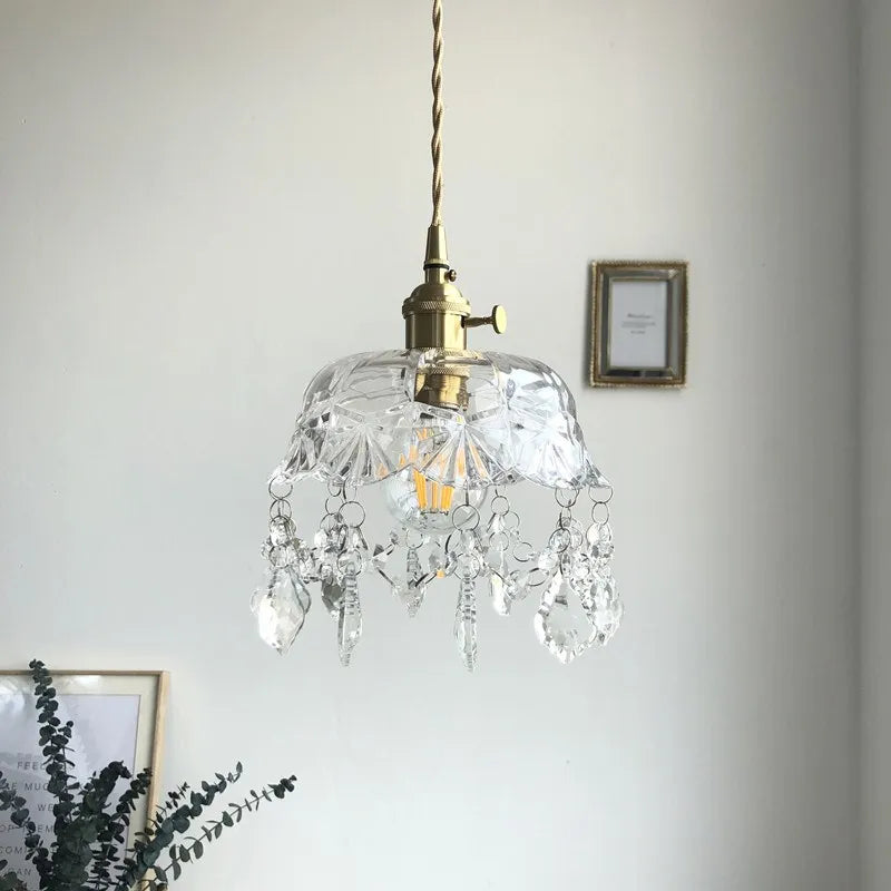 Lampa ze szkła tłoczonego z kryształowymi wisiorami oprawa z wykończeniem mosiężnym